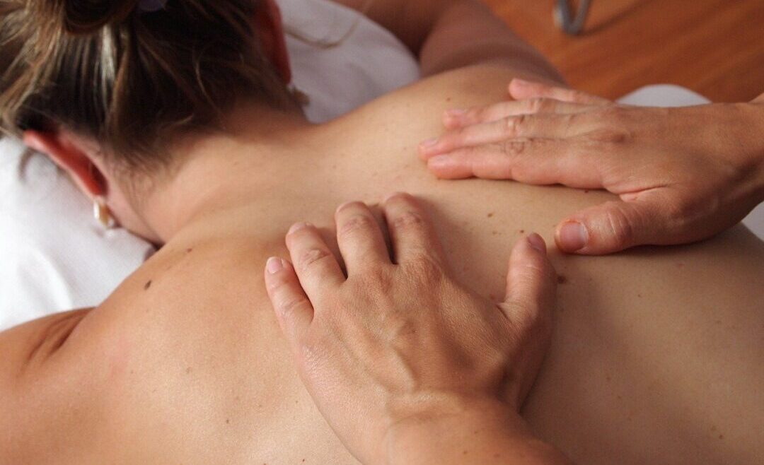 woman doin massage