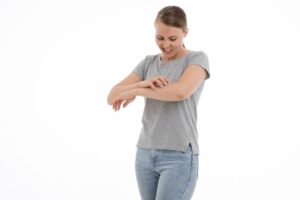 woman itching allergy